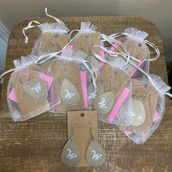 New! Lot of 8 Monogram W Leather Earrings - Picture 3 of 10